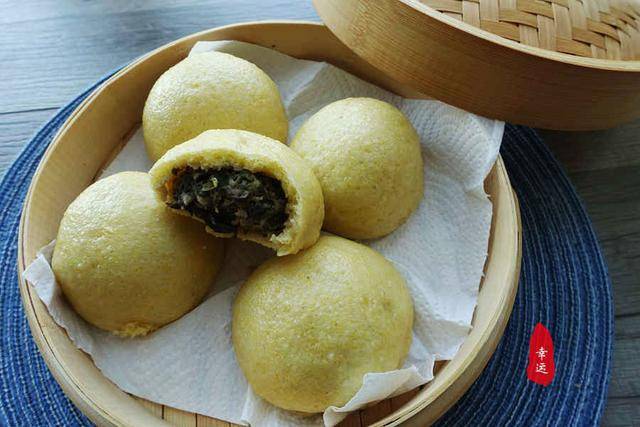 黑木耳|皮薄馅大馅抱团,黑木耳脆爽让口感更佳色泽金黄的菜窝窝出锅了