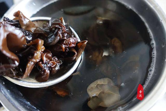 黑木耳|皮薄馅大馅抱团,黑木耳脆爽让口感更佳色泽金黄的菜窝窝出锅了