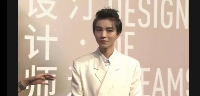 景甜艳|红毯截图，赵丽颖景甜艳压全场，吴谨言发型怪异，王子文脸都变了