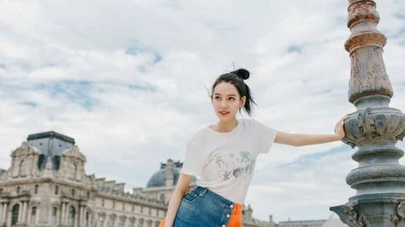 热巴|00后“小花旦”李诗颖，外形酷似热巴，街头演绎“双面”少女