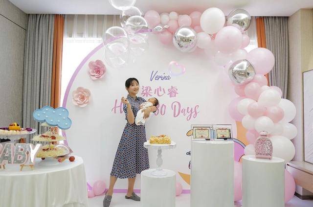 原创何雯娜深夜因《三十而已》台词流泪，怀抱女儿满脸温柔，母爱爆棚