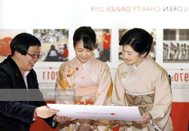 原创期间日本文仁亲王一家卖力工作,最美俩公主打扮朴素超低调