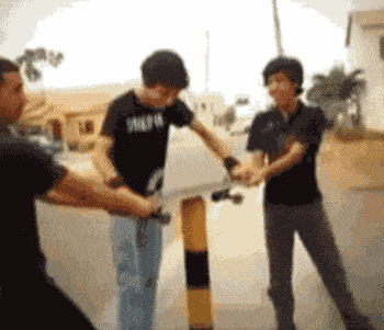 原创搞笑gif:女人在健身房里一般只干两件事,健身又或者自拍