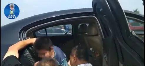 安全带|男童乘车被安全带缠脖子，险窒息！这事千万要当心！