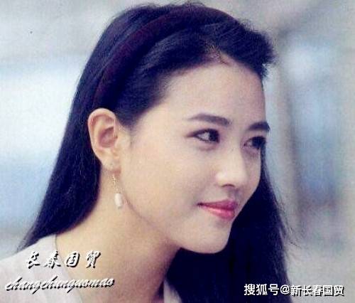 54岁周海媚扎马尾辫赤脚坐水边,保养得宜美如少女