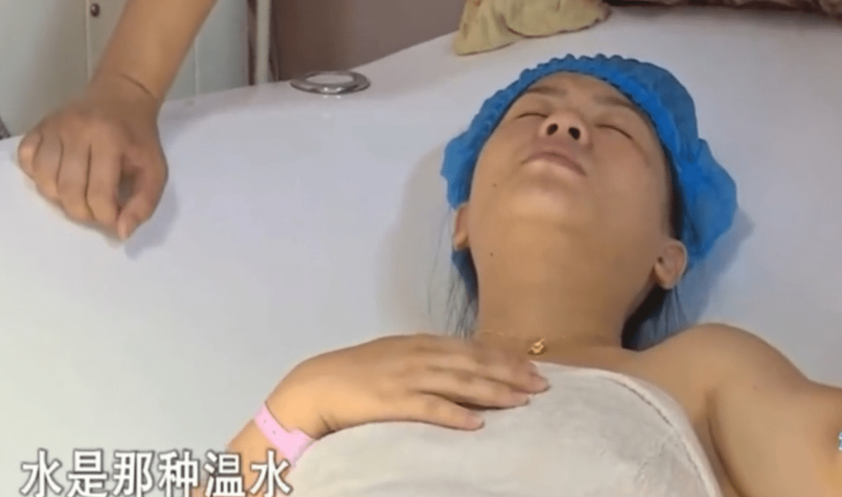 美國水中生孩子_美國生孩子在水里生_美國人在水中生孩子