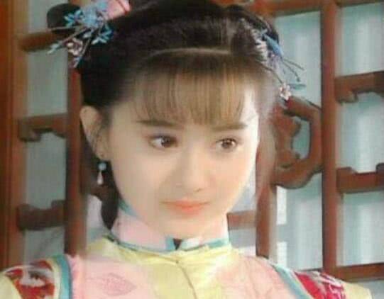 在琼瑶剧《水云间》中,陈德容饰演女主杜芊芊一角,她身上自带古典韵味