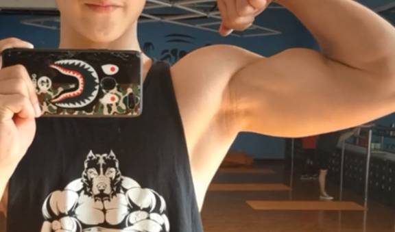 原创16岁东北小伙,坚持健身打造八块腹肌,收获迷妹无数