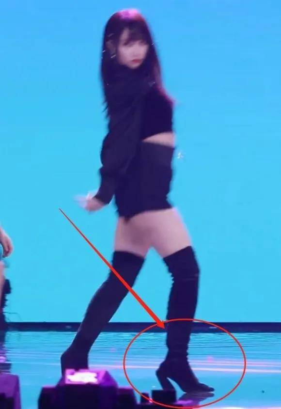 扇子|原创金莎掉扇子在《浪姐》现场大哭，看看其他明星如何化解舞台失误？