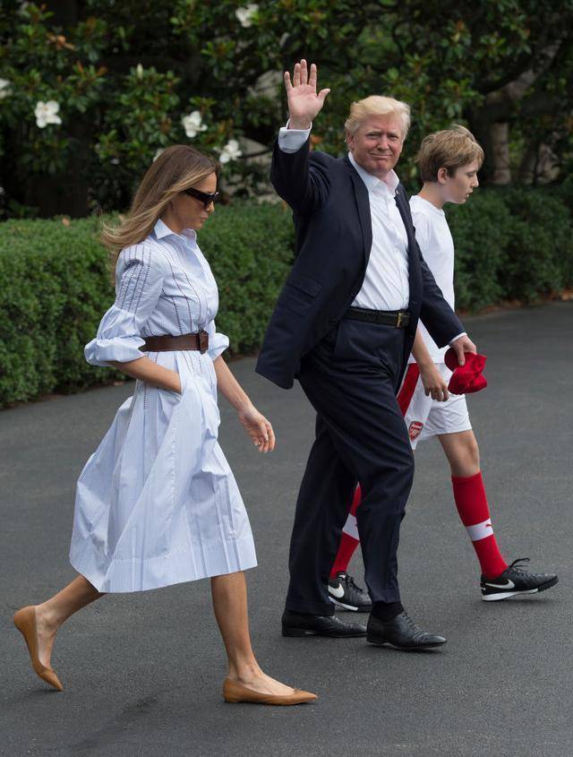 国王|莱蒂齐亚王后参加周日弥撒！穿绿色印花裙又美了，国王宠溺眼神啊