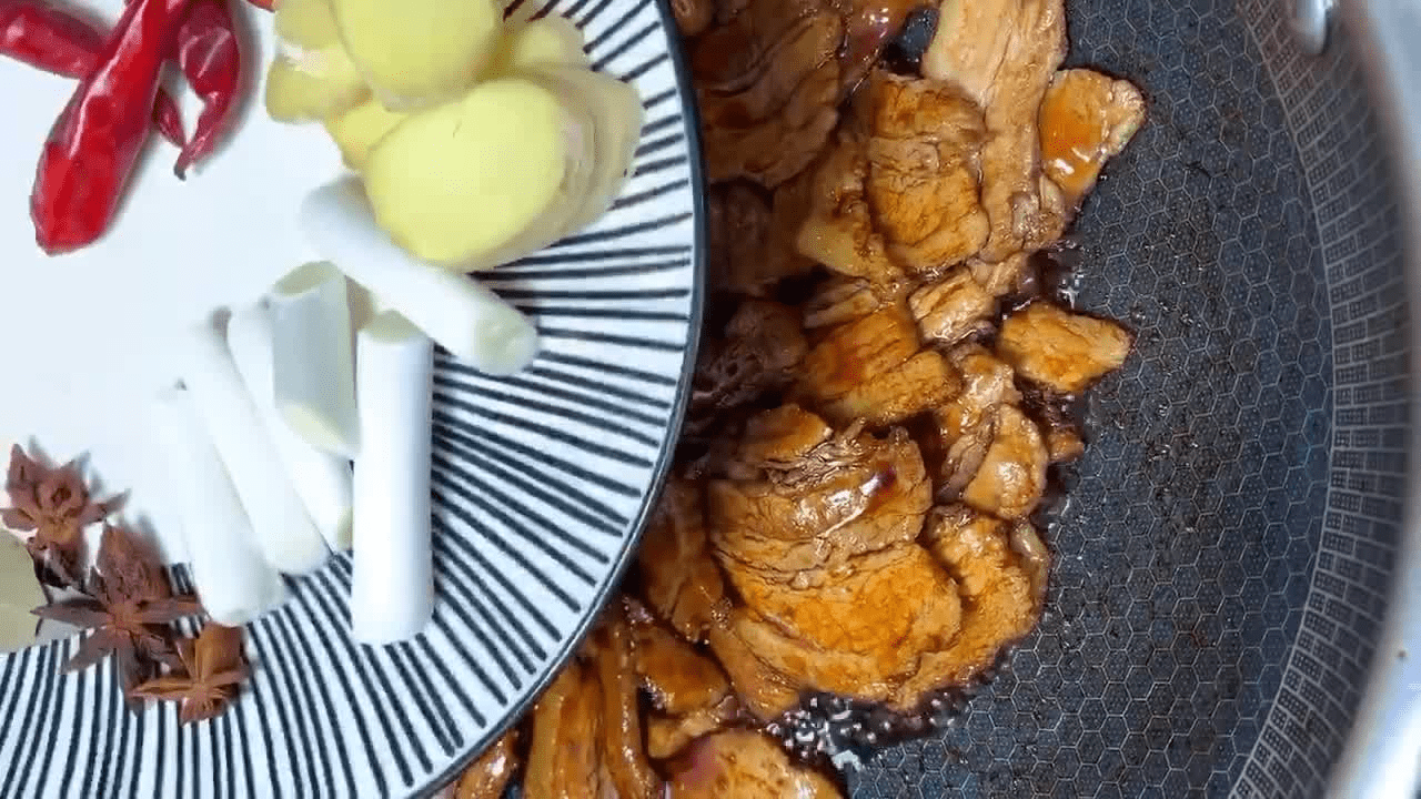 冷水|柔软劲道，肉香味浓，东北人从小吃到大的人间美味红烧肉炖宽粉