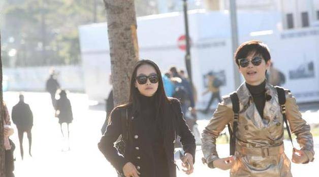 原创她曾被王志文狠心抛弃，嫁大9岁冯小刚，婚后因遗传病不敢生孩子