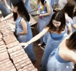 妹子你在过道上练瑜伽,挡道了知道不?哈哈