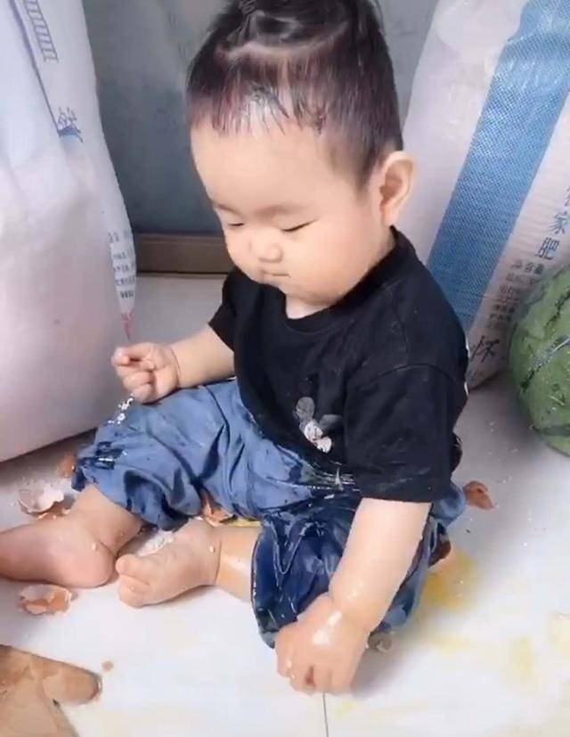 娘俩在姥姥家小住，宝宝日常“作妖”让妈妈不淡定，姥姥：快回你家吧