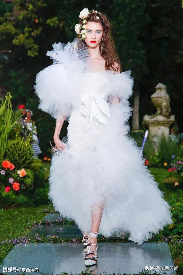 裙装|在芭蕾舞短裙上，找到的设计灵感的裙装，运用了大量的彩色薄纱