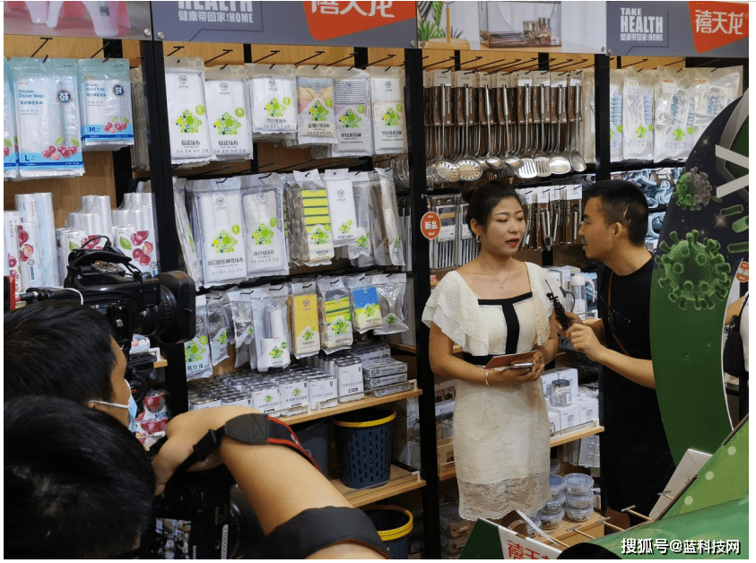 百货|拼多多“秒拼”事业群将亚洲最大百货展搬到线上 近百万人直播参与“云砍价”