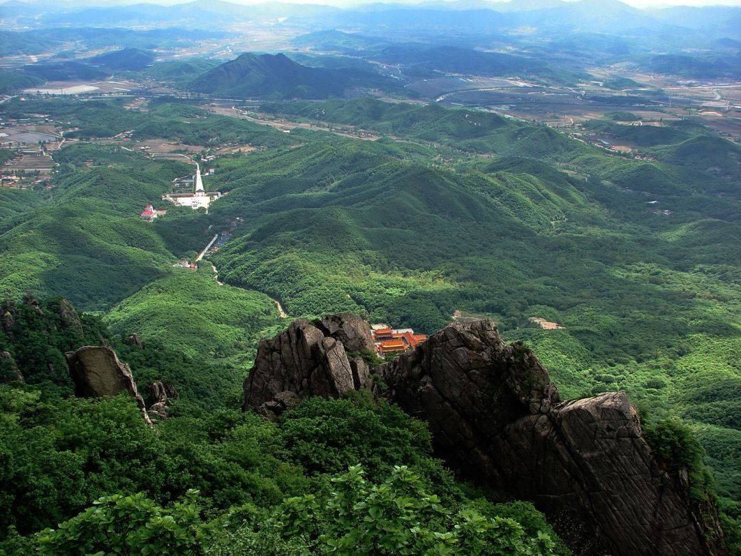 五龙山位于辽宁省丹东市郊.