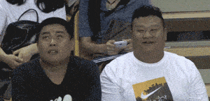 搞笑gif:终于可以公明正大的亲热了!