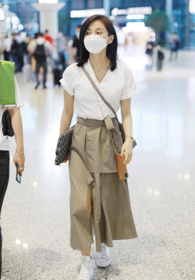 调配|王子文防拍出新招，温柔搭配很随性，一看就是知性女人