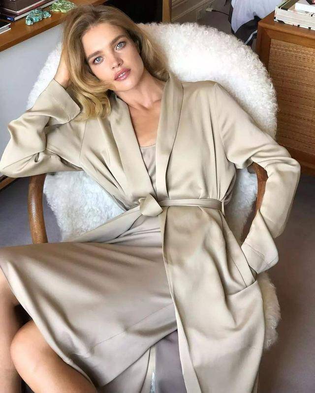 泳衣|LV太子妃穿豹纹紧身泳衣,跪沙滩上大秀火辣身材,咧嘴笑撞脸舒淇