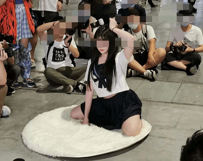 JK少女在上海漫展拍摄走光，现场不雅照流出，女大学生发文道歉_事情