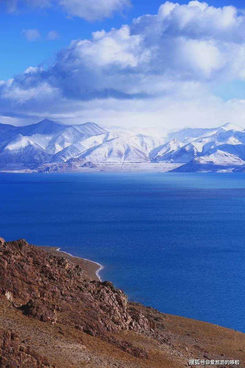 作为中国湖水透明度最大的淡水湖, 清澈湖水装下了蔚蓝天穹的一切