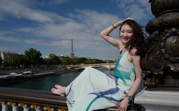 连衣裙|谢杏芳国外度假太随性，穿无袖雪纺连衣裙简约大气，女人味溢出来