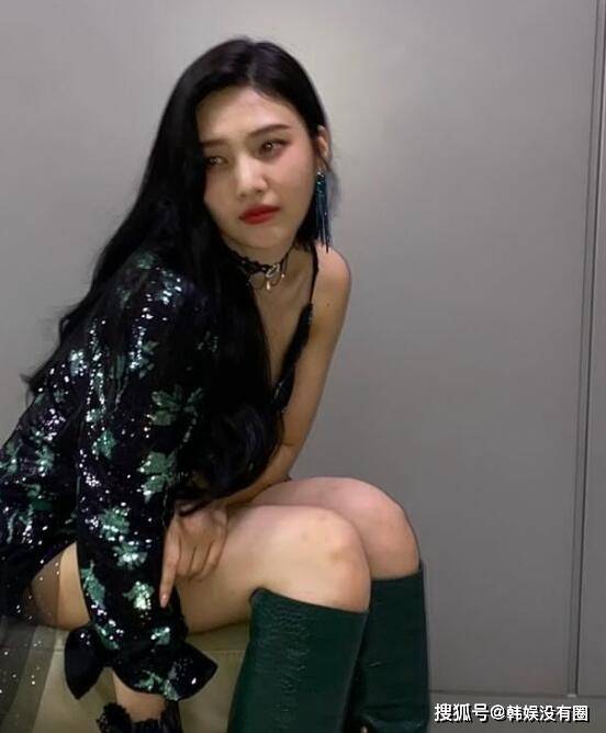 诱惑|“性感炸弹”来袭！RedVelvet Joy 晒性感私照，大秀修长美腿