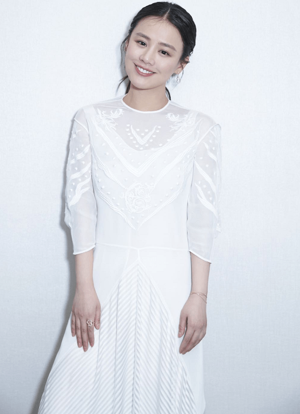 黑眼圈|马思纯患病后露面，黑眼圈明显状态差，独自一人好心酸