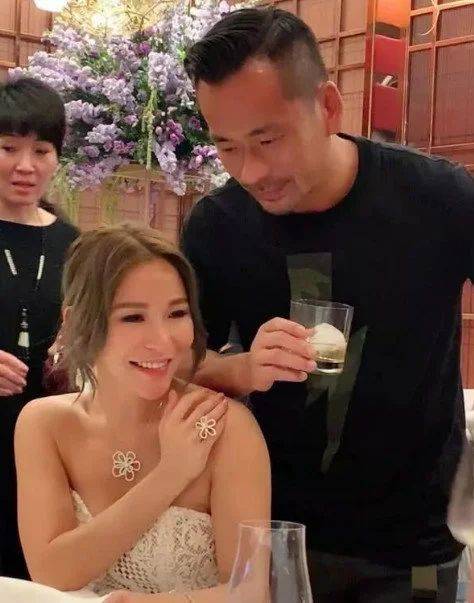 但是在此之前这个家庭也是不太和谐的,因为之前洗米华的长子周柏豪和