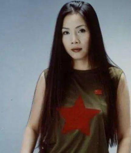 鞋拔子|54岁田震近照,染金发打扮时髦,变鞋拔子脸大鼻孔认不出