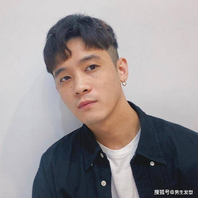 寸头|男生别再沉迷“寸头”发型了，今年夏天剪这4款发型，是真的帅