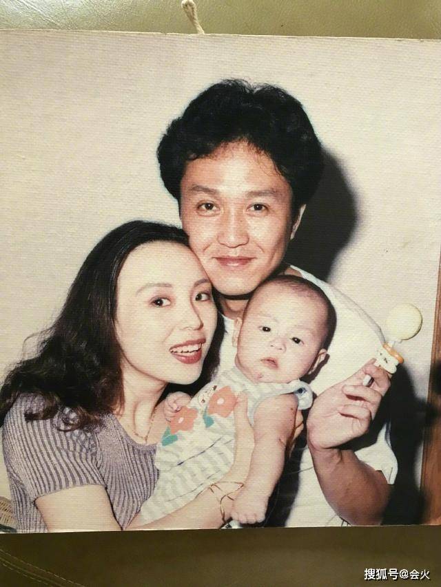 讨老婆|原创58岁吴刚扮女装讨老婆开心，被赞是美人，嘟嘴卖萌私下形象反差大