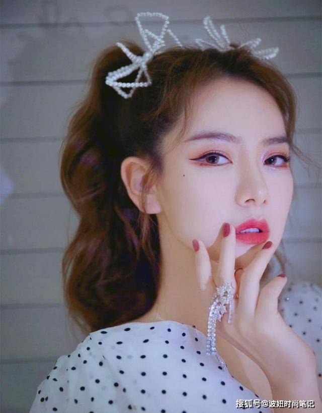 珍珠|谁说珍珠是奶奶辈的专属？这样穿戴太显气质，从老年圈拉回时尚圈