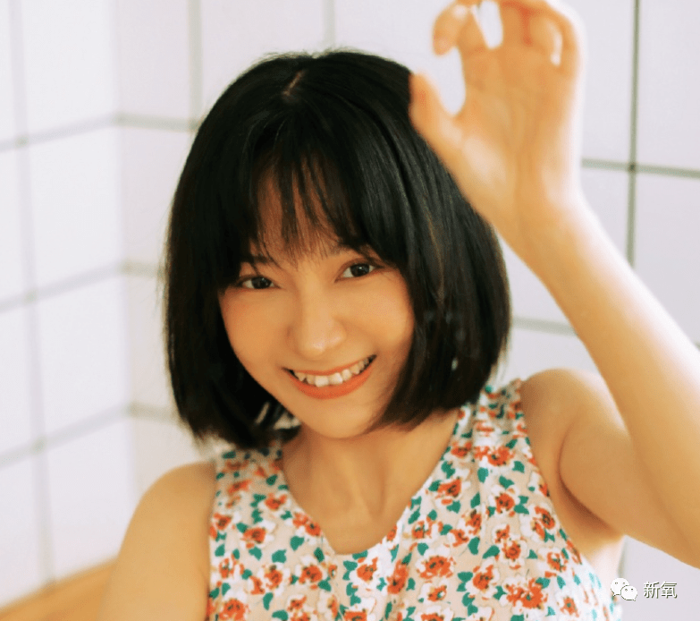 人中|20岁的脸垮得像40岁，还比关晓彤讨人喜欢，她真没不服气吗？