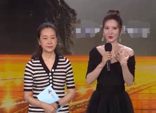 央视镜头下的女星:65岁奚美娟同框张萌丝毫不输