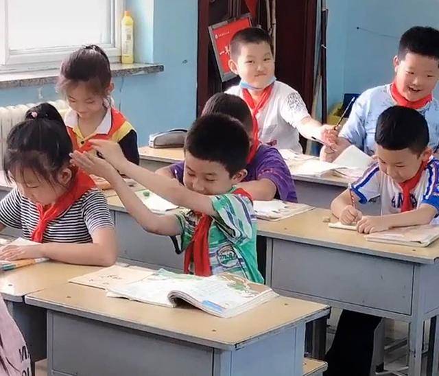 自习课上，熊孩子帮女同桌“醍醐灌顶”，从教5年的老师当场笑翻