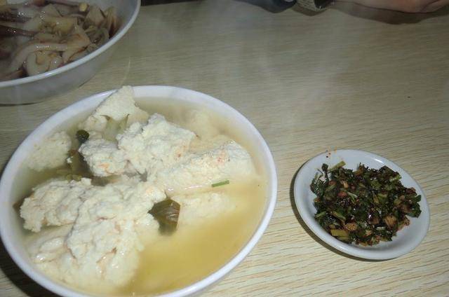 从此竟然就爱上了菜豆腐,热米皮配上菜豆腐是汉中早餐,上次去汉中勉县