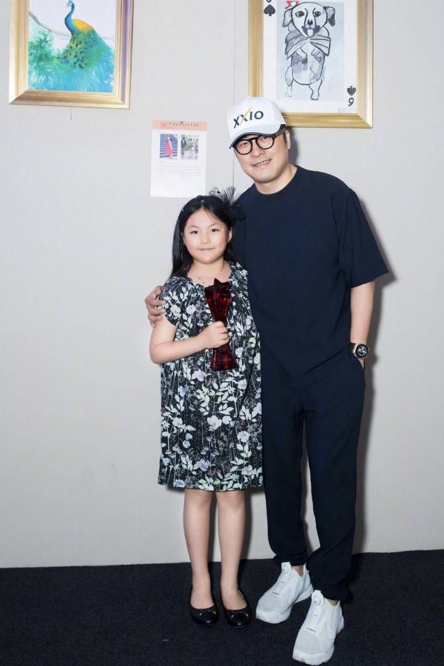 偶像|李湘晒女儿王诗龄照片，11岁成“追星女孩”，和偶像合影太显可爱