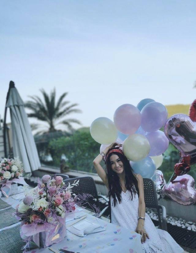 皮肤|原创温碧霞54岁生日，丈夫养子左右献吻，何祖光皮肤黝黑毫无富豪气质