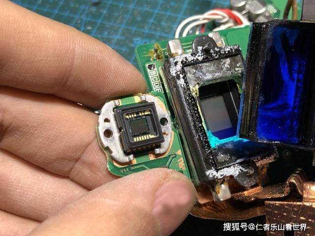 看看二十几年前广播级摄像机前端镜头内部3ccd结构