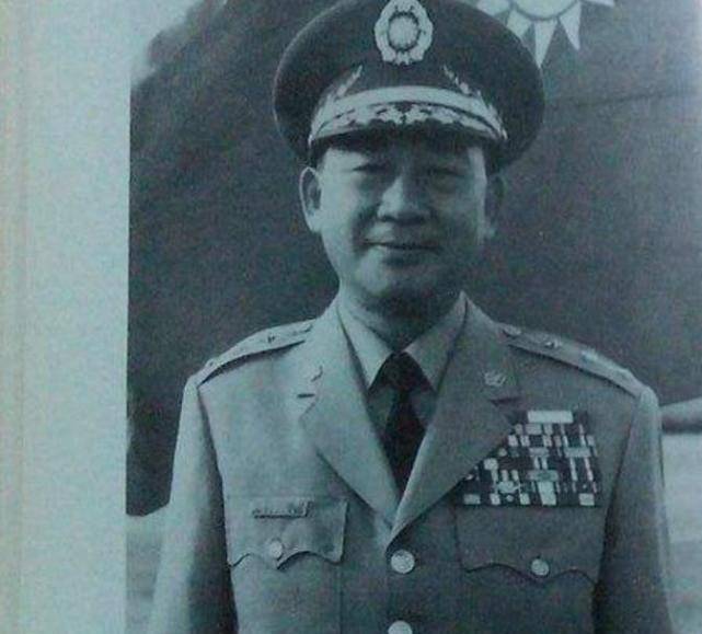 傅作义起义,一个兵团司令大哭不愿起义,晚年官至二级上将