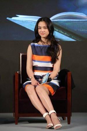 雀斑|汤唯素颜晒自拍，满脸的雀斑和法令纹很明显，气质不减反增！