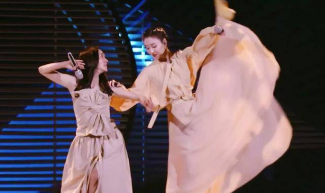 姐姐|原创浪姐女导演对着镜头大哭！王丽坤被淘汰，为啥女导演比谁都难过？