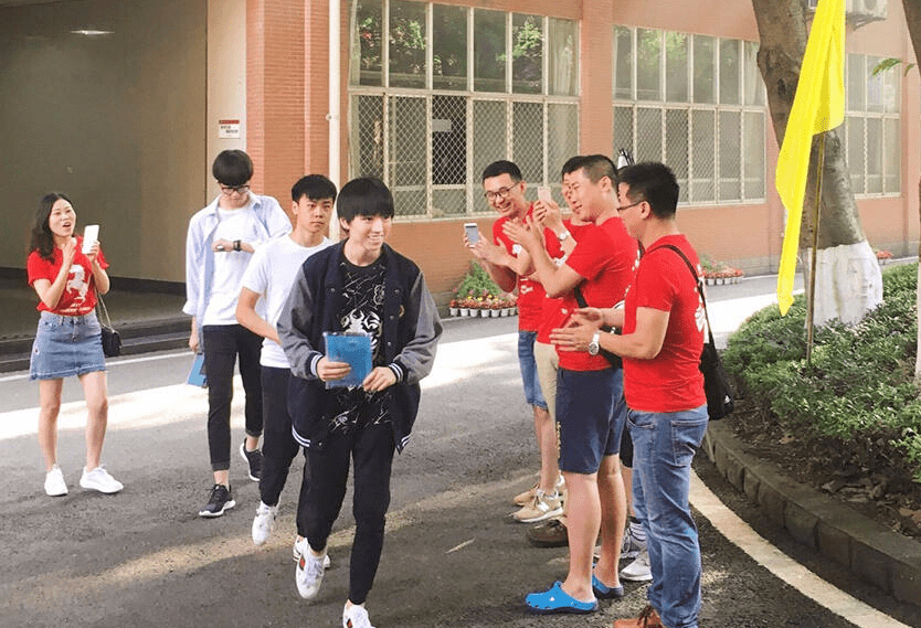 原创张子枫高考坐专车离开，还被监考特殊照顾，TFboys都比不上