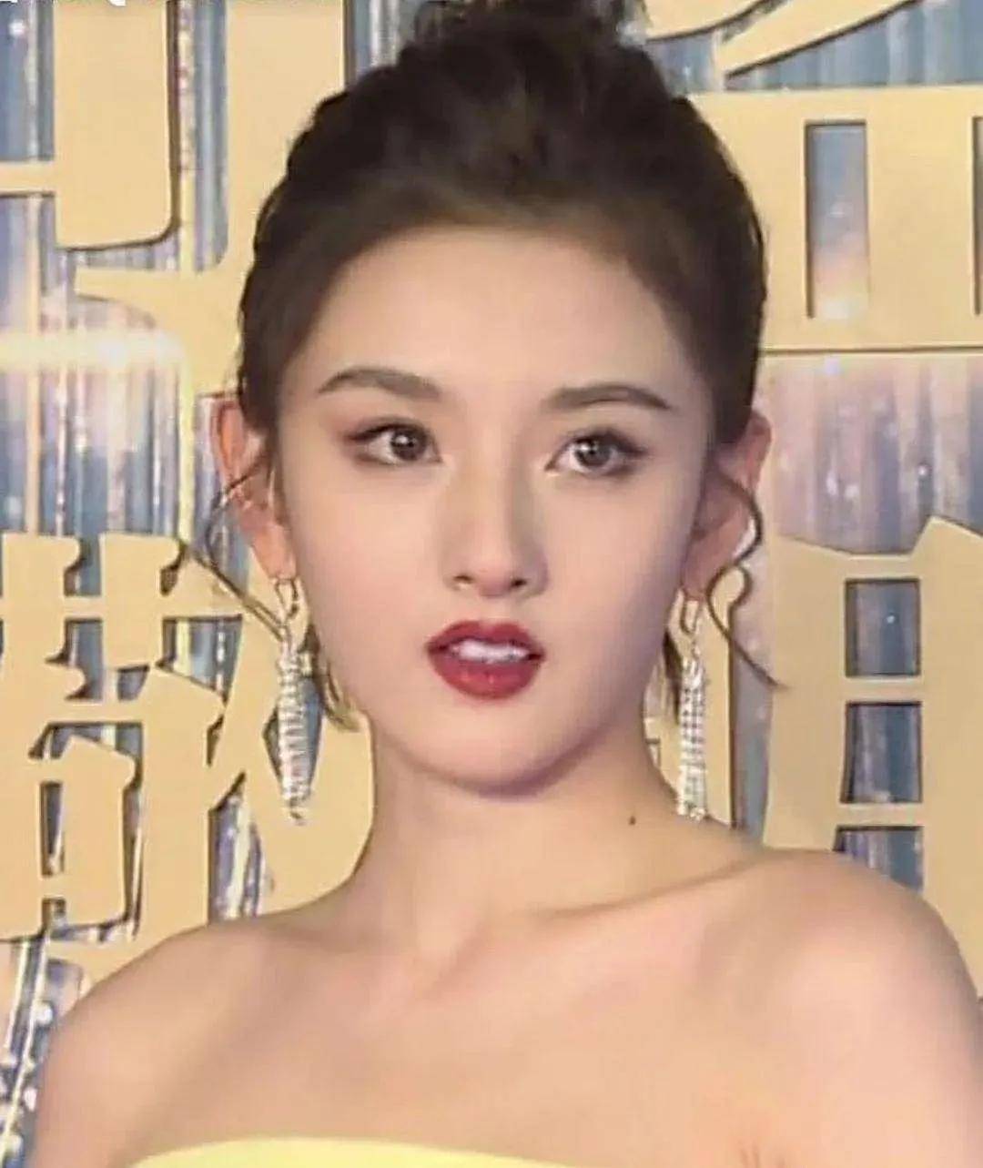 双眼皮|翻了100张照片，才发现她是贵圈换头最失败的女星