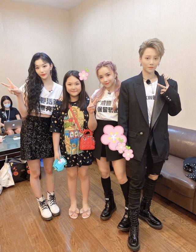 偶像|李湘晒女儿王诗龄照片，11岁成“追星女孩”，和偶像合影太显可爱