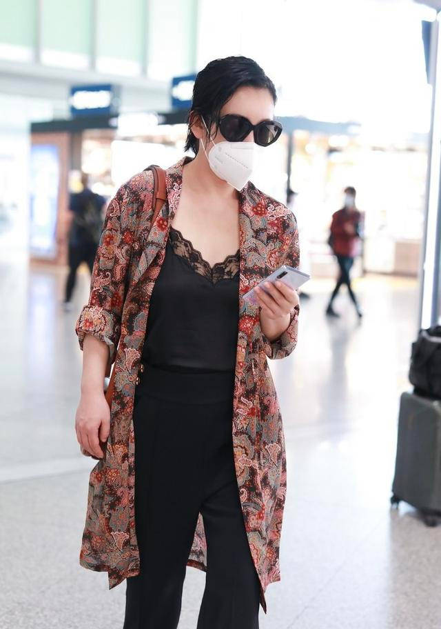 背心|秦海璐穿衣太个性，''老土''外套配蕾丝背心，出乎意料的时尚