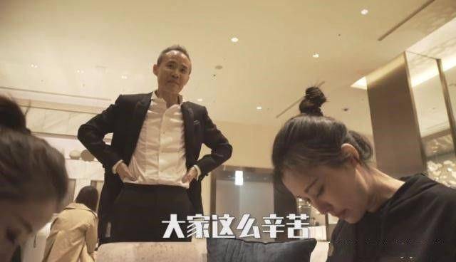 田朴珺|王石娇妻近看也不完美，脸部僵硬小腹突起的，全靠包装吸眼球！