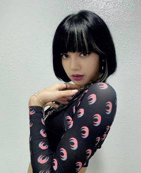 新机|甜美LISA再出新图 手持新机引热议